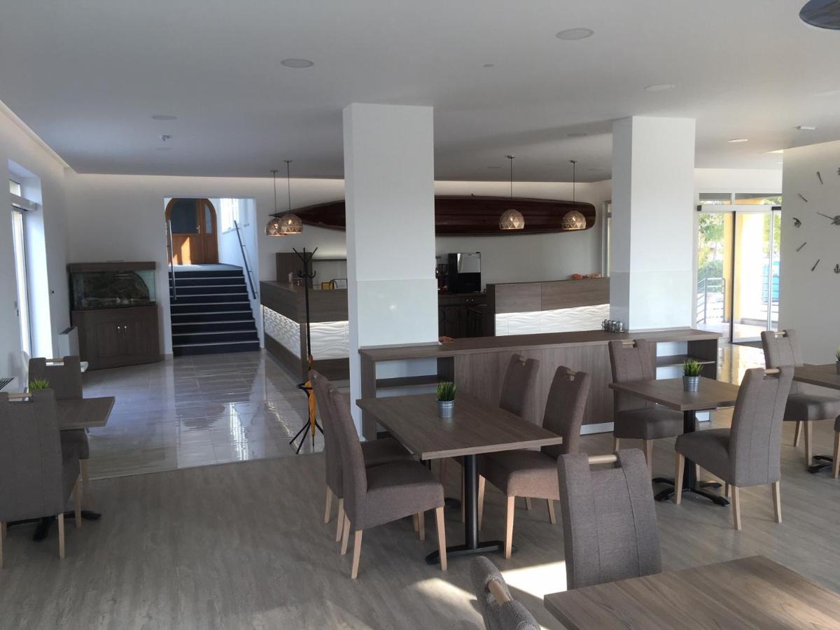 Nautilus Etterem Es Panzio Hotell Dabas Exteriör bild