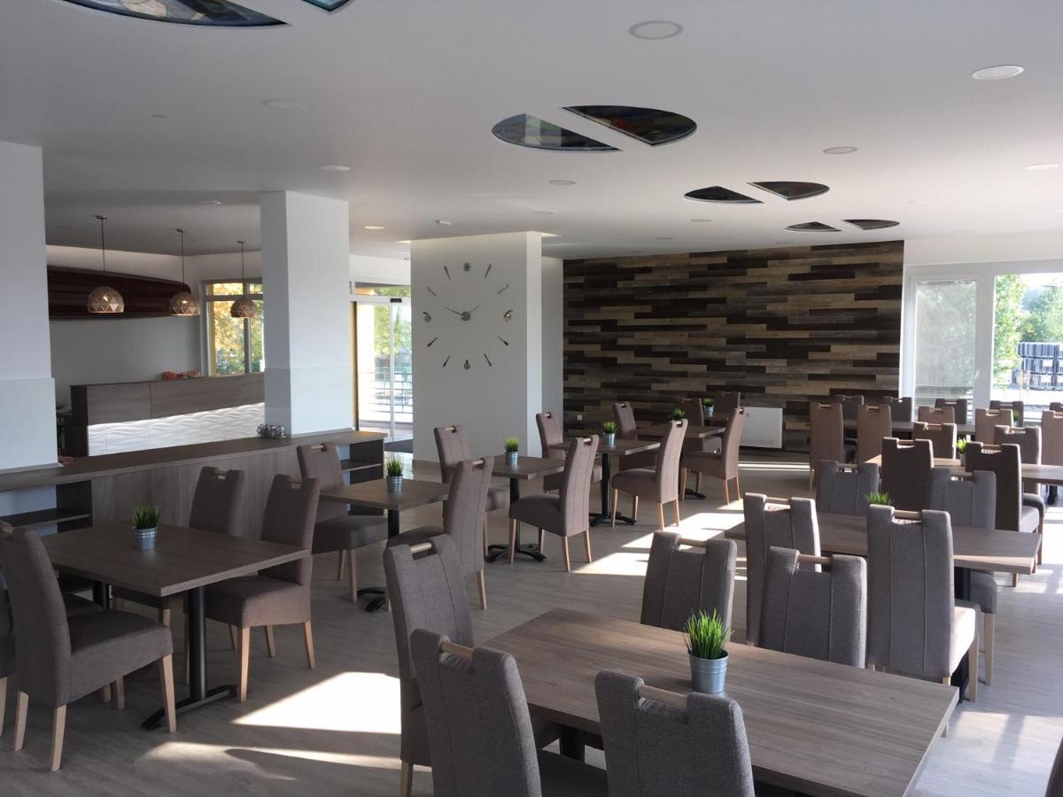 Nautilus Etterem Es Panzio Hotell Dabas Exteriör bild