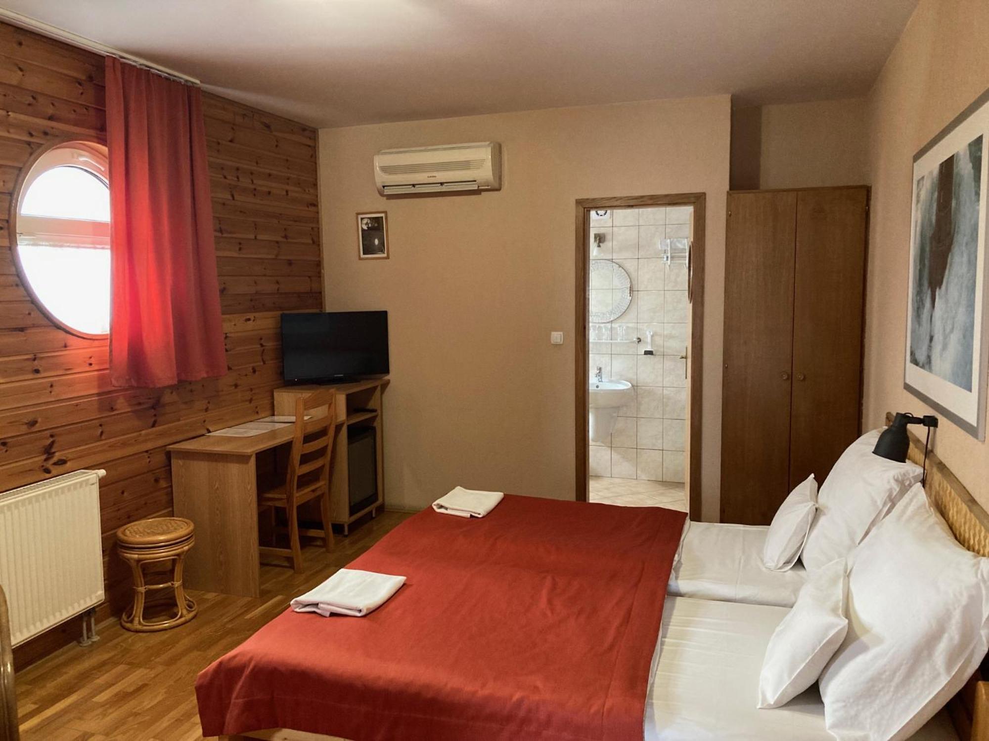 Nautilus Etterem Es Panzio Hotell Dabas Exteriör bild
