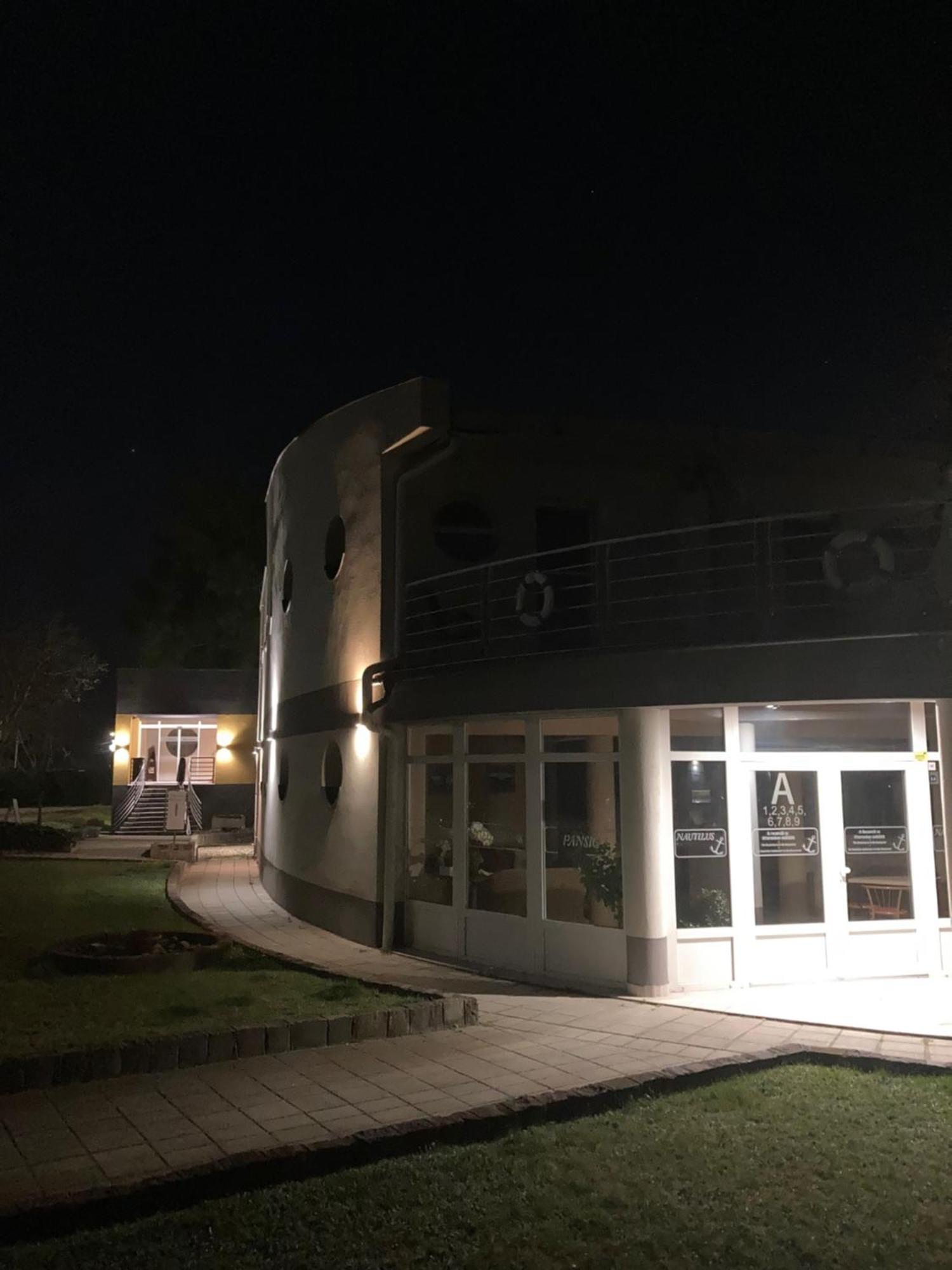 Nautilus Etterem Es Panzio Hotell Dabas Exteriör bild